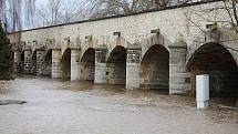 Sobota 15. ledna. Inundační most z Loun do Dobroměřic spolehlivě plní svou funkci. Obvykle pod ním není po vodě ani památky