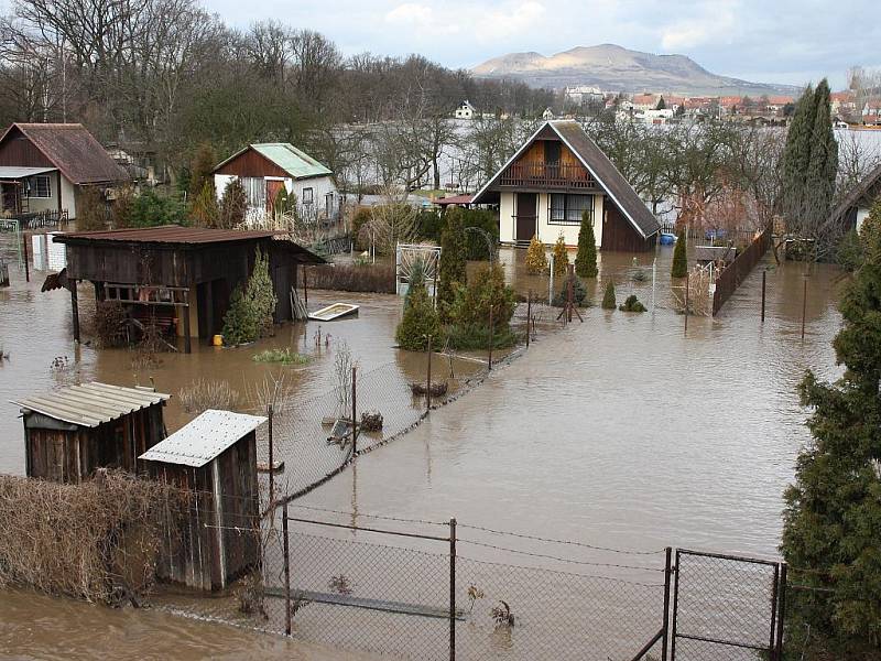 Sobota 15. ledna. Pohled na zaplavenou zahrádkářskou kolonii na okraji Loun