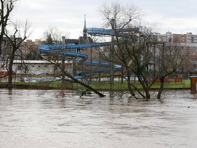 Sobota 15. ledna. Pohled na lounské koupaliště přes rozvodněnou Ohři