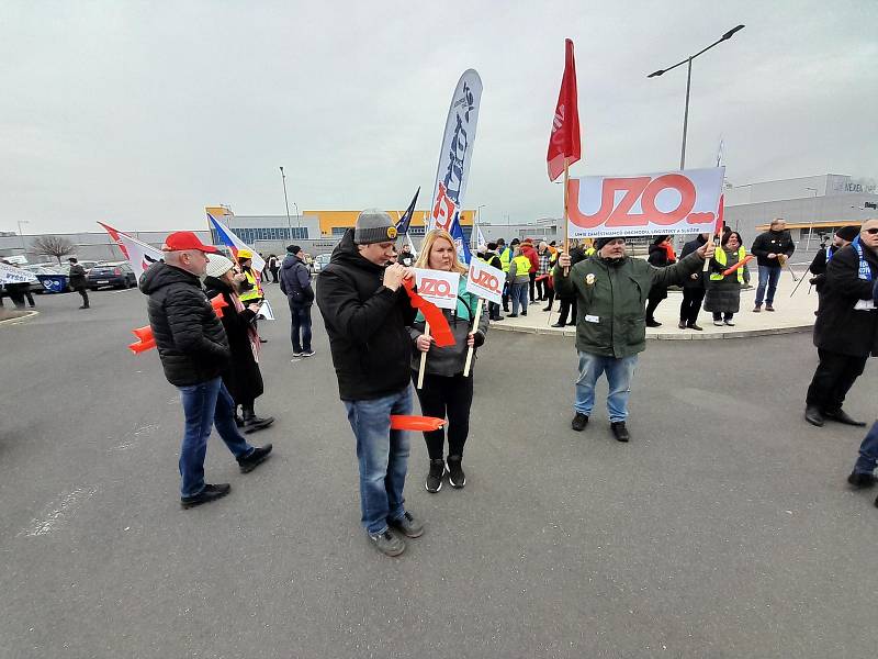 Demonstrace na podporu stávkujících zaměstnanců firmy Nexen