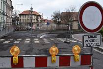 Rekonstrukce vodovodu a kanalizace uzavřela Pražskou ulici v Žatci. Auta se přesunula do okolních ulic.