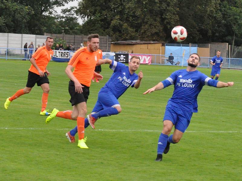 Promarněné šance v prvním poločase mrzely, Rozhodnout musely opět penalty a ty Louny (v modrém) i díky dvěma úspěšným zákrokům Pokorného zvládly.