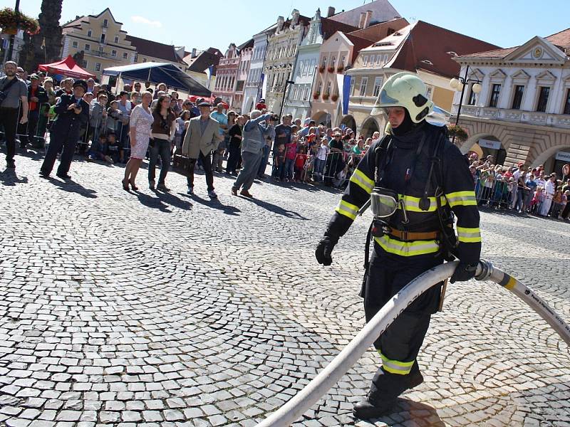 Hasiči zasahují u simulovaného požáru žatecké radnice