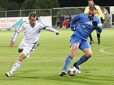 Fotbalisté z FK Chmel Blšany (v bílém) hostili v pátek večer hráče z FK SIAD Souš. 