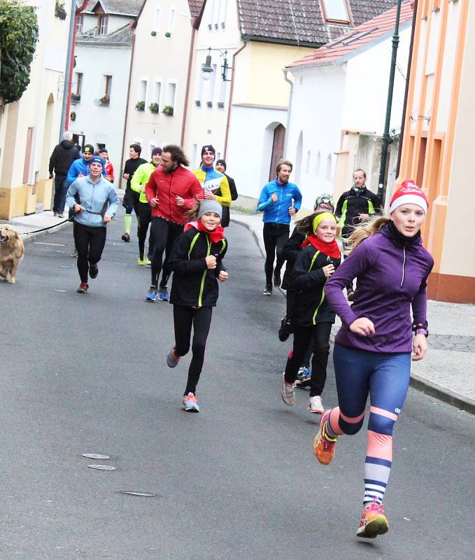 Na již tradiční vánoční běh vyrazilo v Lounech na Štědrý den zhruba sto padesát lidí.