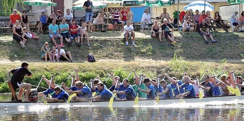 Letní lounské vábení 2015. Závody dračích lodí na Ohři.