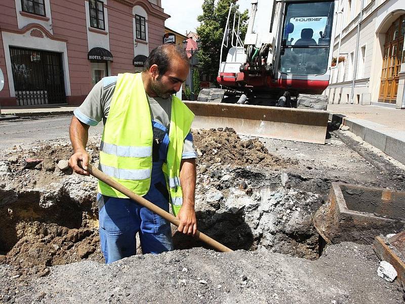 Dělníci pracují na rekonstrukci vozovky v ulici Obránců míru v Žatci. 