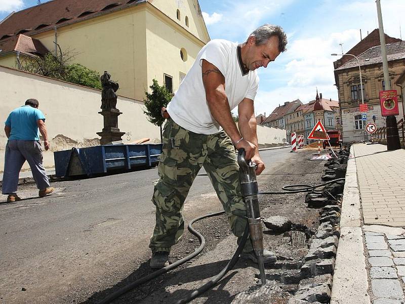 Dělníci pracují na rekonstrukci vozovky v ulici Obránců míru v Žatci. 