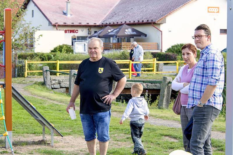 V bouří poničeném Stebně slavnostně otevřeli hřiště.