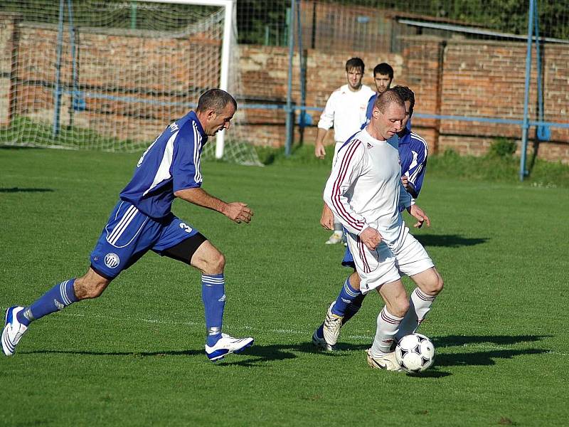 Fotbalové utkání Postoloprt (v modrém) proti Ledvicím