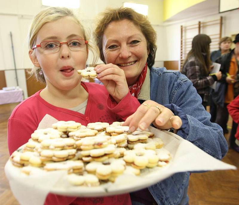 Aneta Dosedlová s učitelkou Eliškou Maděrovou ochutnávají kvalitu koláčků v budově školy v Měcholupech. 