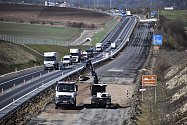 Na stavbu dálnice D7 Praha – Chomutov u Loun se po několika měsících ve větší míře vrátili dělníci a stroje. Loni koncem října se otevřela v polovičním profilu, s příchodem jara se rozeběhly práce i na budoucí druhé části.