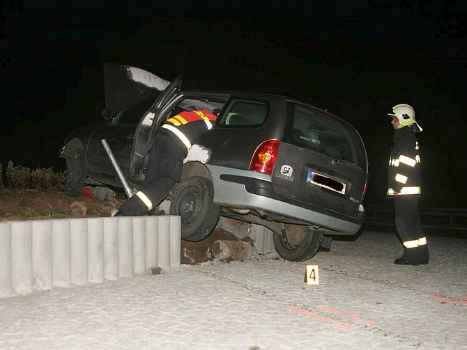 Mostečan skončil s autem v kruhovém objezdu na někdejší křižovatce smrti.