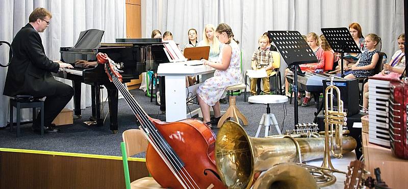 Výchovný koncert pro děti z mateřské školy Pastelka v sále ZUŠ Podbořany.