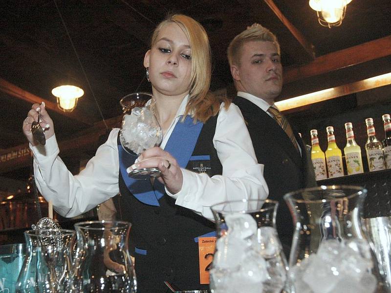 Veronika Horálková z Teplic předvádí barmanské dovednosti na soutěži Žatecké pivo Cup