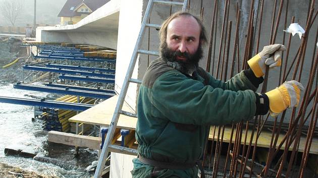 Jaroslav Salava připravuje armaturu z drátů před betonováním na novém mostě v Libočanech. 