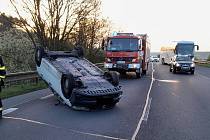 Jeden člověk se zranil při nehodě na dálnici D7 u Března u Postoloprt.