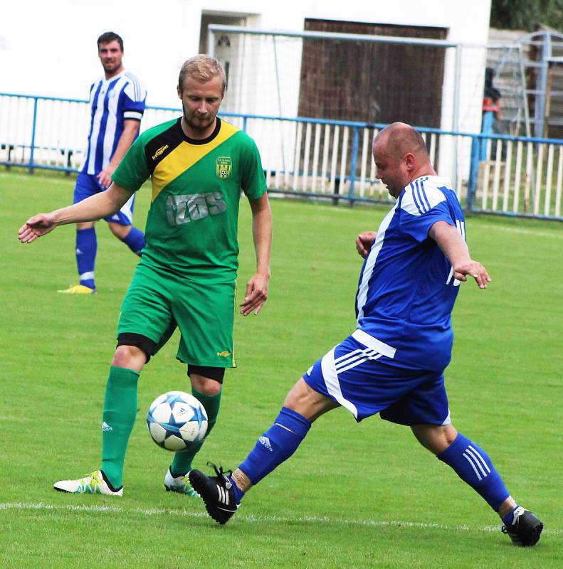 Fotbalisté Žatce (v zeleném) přehráli v poháru Postoloprty 11:0.