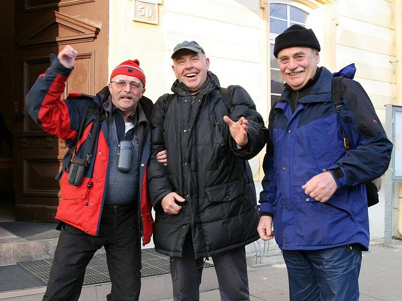 Jiří Messner, Milan Kříž a Mirek Birnaum (zleva) si pochvalovali nejenom počasí a dobrou organizaci, přijeli z Prahy do Slavětína už podesáté. 