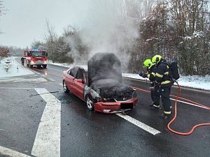 Požár auta na plyn likvidovali hasiči ve Velemyšlevsi.
