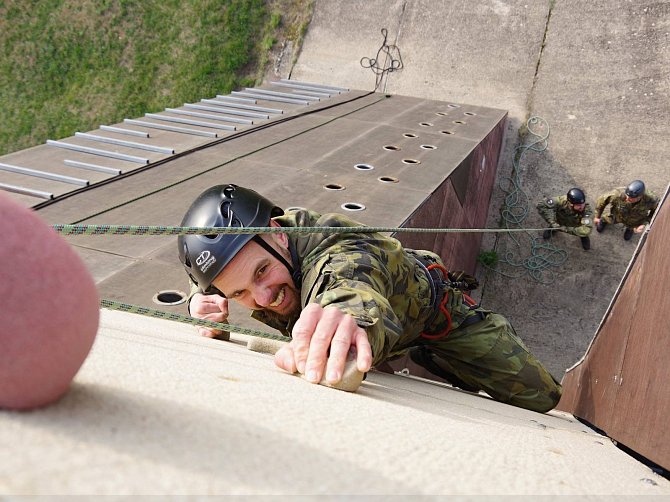 U 41. mechanizovaného praporu v Žatci probíhal v minulých dnech kurz vojensko-praktického lezení na trenažéru Jakub.