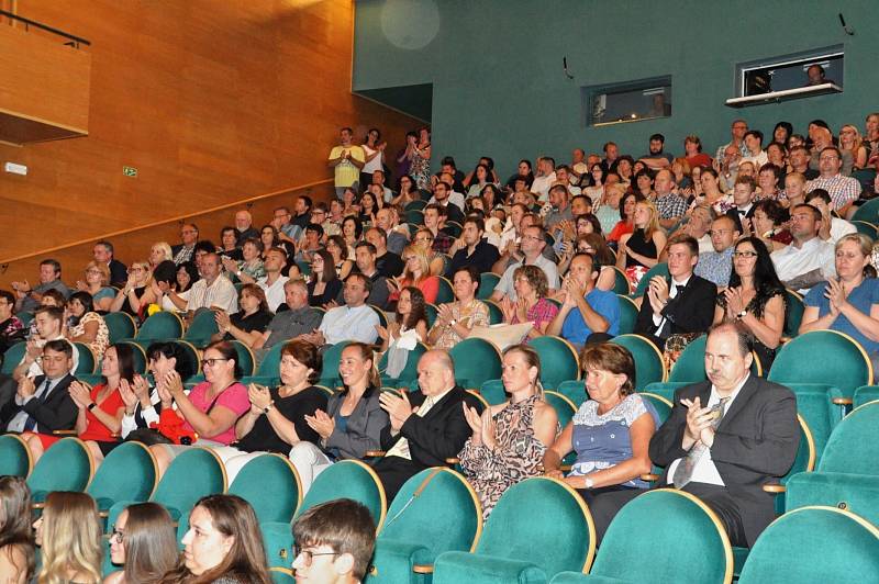 Lounští gymnazisté převzali maturitní vysvědčení v divadle