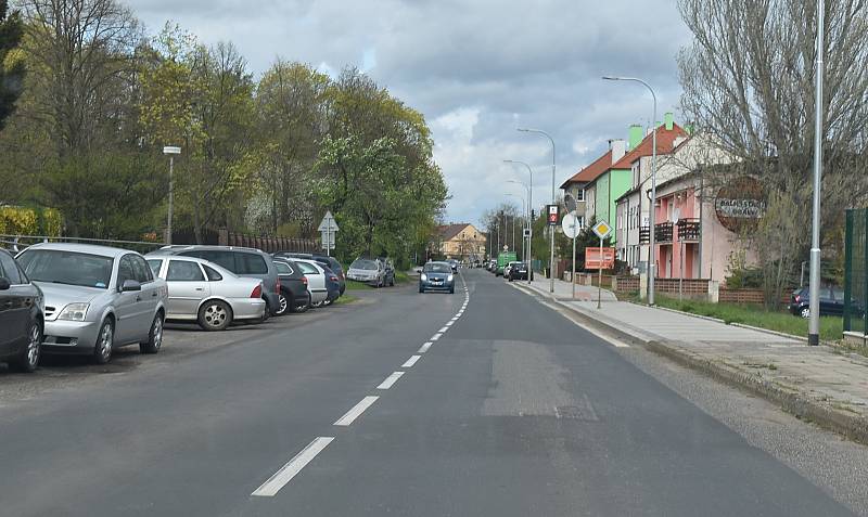 K rychlé jízdě svádí řidiče také rovný úsek Pražské ulice.