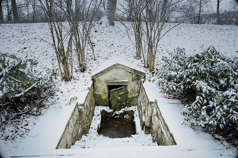 Zasněžený a zamrzlý zámecký park v Krásném Dvoře na Podbořansku.