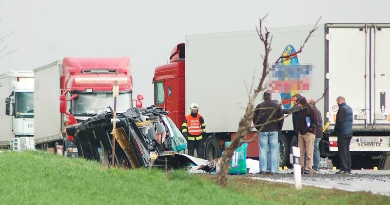 Tragická nehoda u Lubence si vyžádala tři mrtvé a dva těžce zraněné