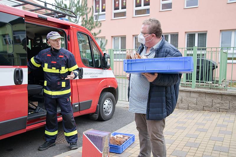 Starosta Podbořan Radek Reindl spolu s místním zastupitelem a velitelem dobrovolných hasičů Josefem Svobodou rozvezli štolu do školek, škol a domova pro seniory.