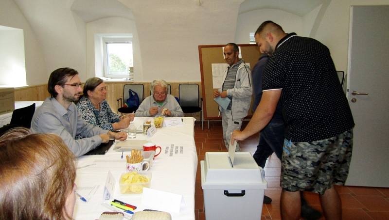 Volební místnost ve Výchovném ústavu Pšov.