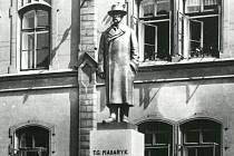 Návrh podoby obnoveného pomníku T. G. Masaryka před lounskou ZŠ J. A. Komenského. Figura odpovídá původnímu návrhu architekta O. Švece, jaký býval od roku 1930 k vidění na témže místě.