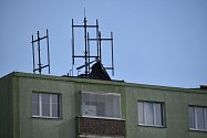 Silný vítr poničil v pondělí 10. února po poledni střechu sedmipatrového panelového domu na sídlišti Jih v Žatci