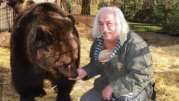 Jaroslav Kaňa z Veletic na Žatecku chová medvědy, tygry, ocelota a lva. Jeho zvířata hrála v desítkách filmů, seriálů a reklamách.
