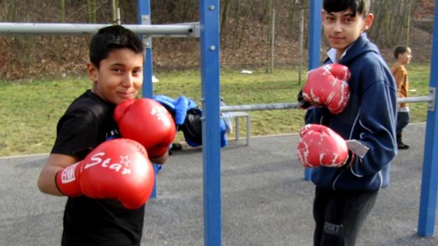 Workoutová cvičení baví partu kamarádů. Dělají salta a boxují.