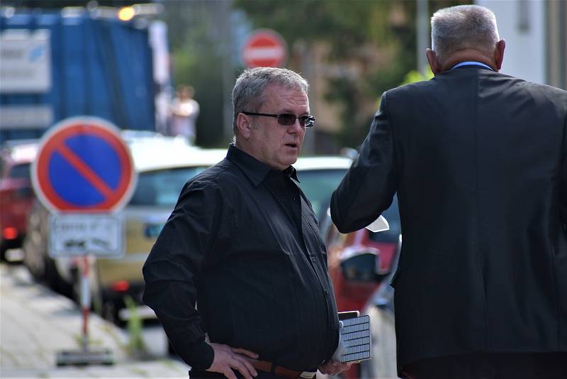 Obžalovaný advokát Jan Růžek s jeho obhájcem Michaelem Kisem (vlevo) v přestávce líčení.