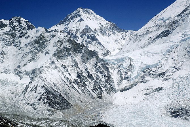 Mount Everest je nejvyšší hora na Zemi (od mořské hladiny). Vrchol hory je hraničním bodem mezi Nepálem a Tibetem