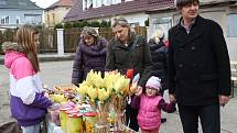 Velikonoční trhy ve vnitrobloku v žatecké ulici Bratří Čapků u sociálně terapeutické dílny organizace Kamarád Lorm