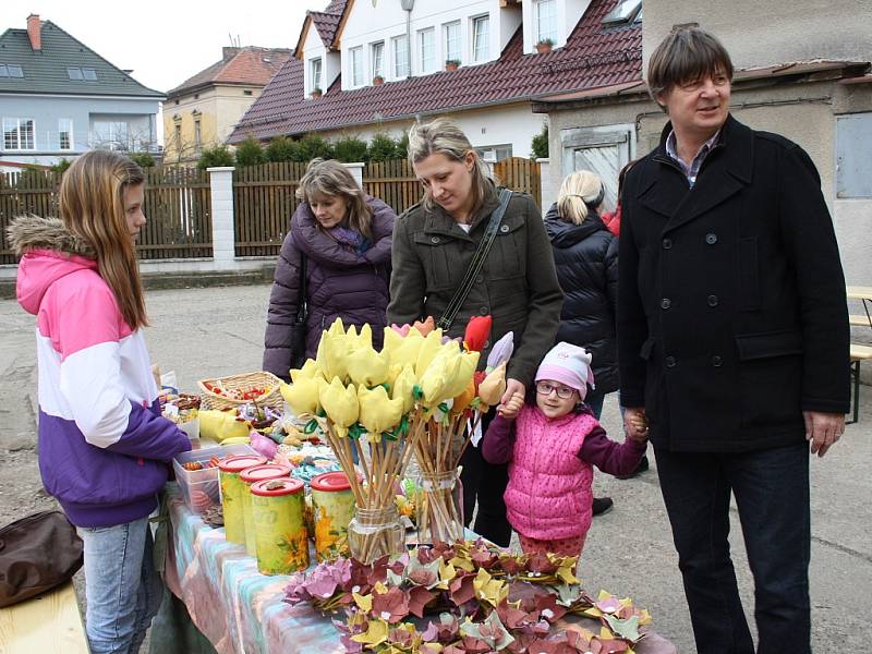 Velikonoční trhy ve vnitrobloku v žatecké ulici Bratří Čapků u sociálně terapeutické dílny organizace Kamarád Lorm