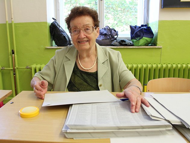 91letá paní Ludmila Hanušová ječlenkou komise v Základní škole Komenského alej v Žatci.
