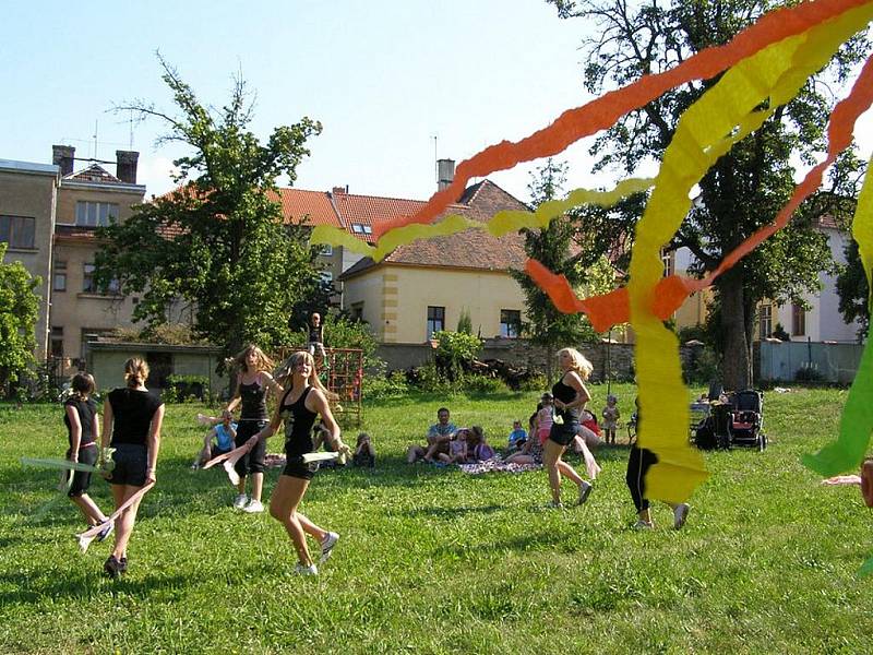 Happeningové setkání Oblékání větru Klubu E.F. Louny