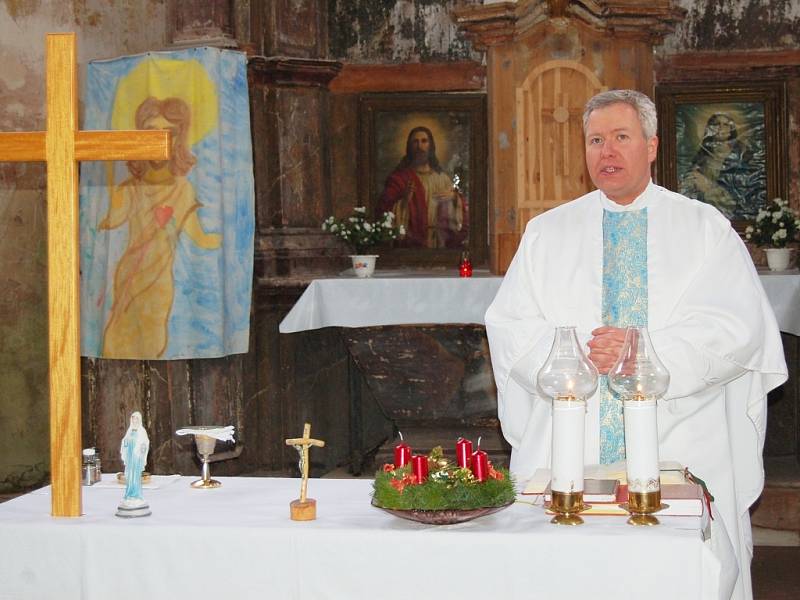Farář Vilém Marek Štěpán sloužil slavnostní mši ve zdevastovaném kostele v Siřemi