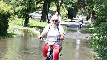 Středa 5. 6. 2013. Silnice K Velodromu (na snímku) a Dobroměřická byly zaplaveny vodou