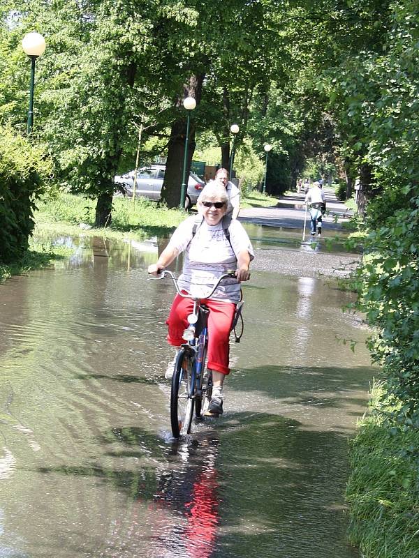 Středa 5. 6. 2013. Silnice K Velodromu (na snímku) a Dobroměřická byly zaplaveny vodou