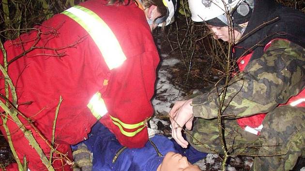 Žatečtí dobrovolní záchranáři při resuscitaci osoby nalezené během nočního zásahu, který komplikoval silný vítr a déšť.