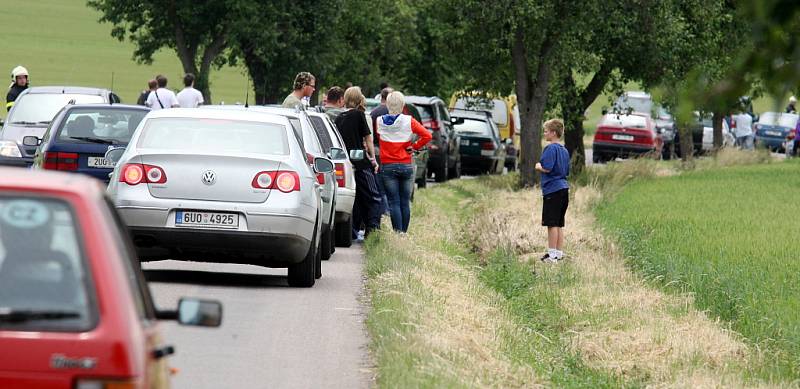 Záchranáři a diváci na místě tragédie u Čeradic. 