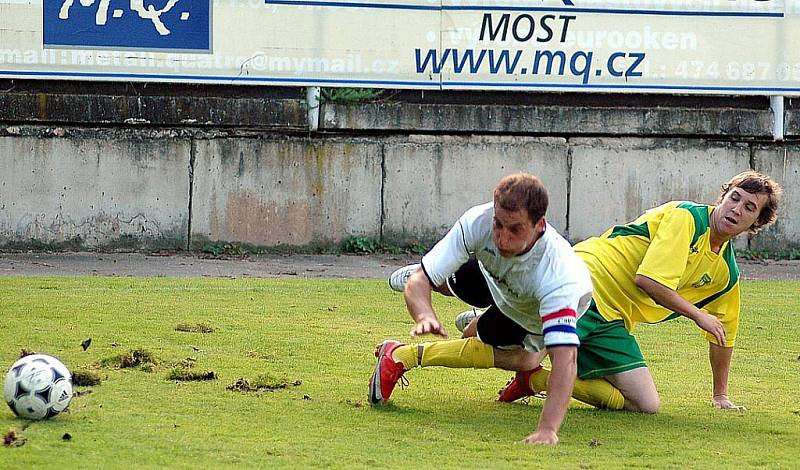 Poborský (vzadu) a Bikár v souboji