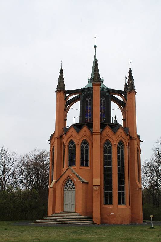 Krásnodvorský zámecký park. Novogotický templ