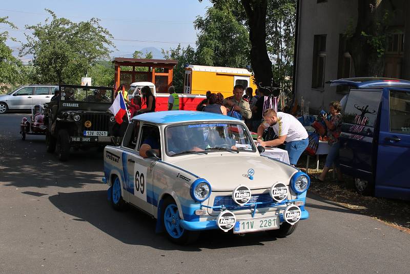 Krásná historická vozidla se v sobotu 27. července sjela do obce Hříškov na Lounsku.
