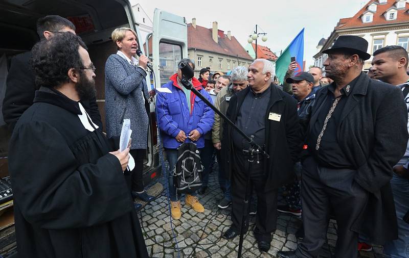 Žatecká starostka Zdeňka Hamousová se snažila přítomné uklidnit. Mnoho výkřiků z davu ji ale téměř nenechalo domluvit